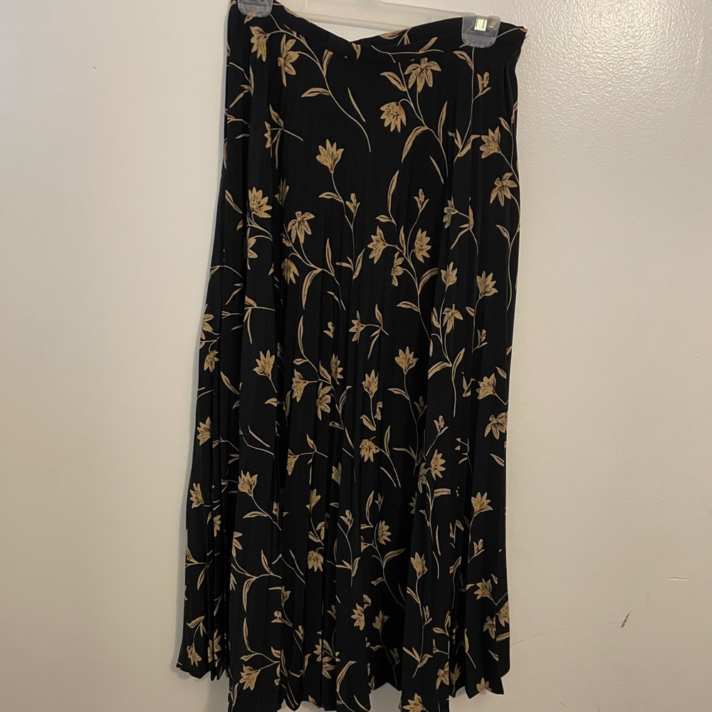 Sag Harbor Black and Tan pleated skirt, new without tag, size 10, 💯 Polyester